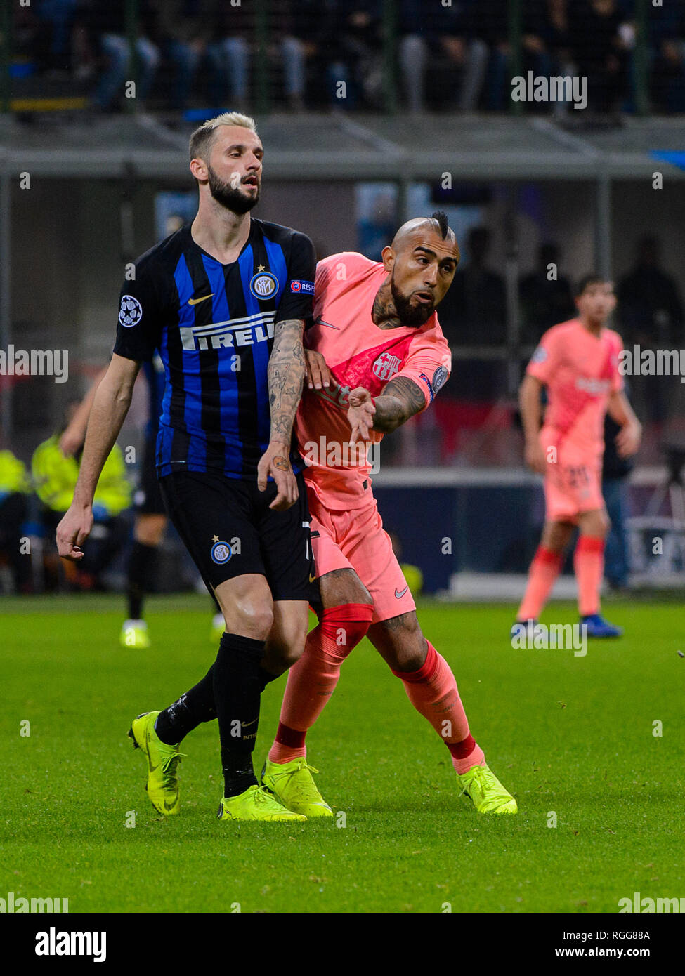 Mailand - Nov 6, 2018: Arturo Vidal vs Brozovic. FC Internazionale - FC Barcelona. UEFA Champions League. Spieltag 4. Giuseppe Meazza (San Siro) Stadion Stockfoto