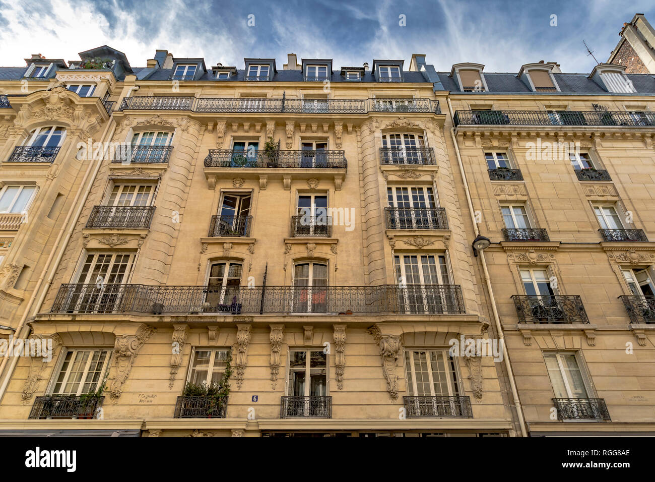 Apartment Gebäude mit schmiedeeisernen Balkonen in der Rue Sedillot, in der 7. Arrondissement, Paris, Frankreich Stockfoto