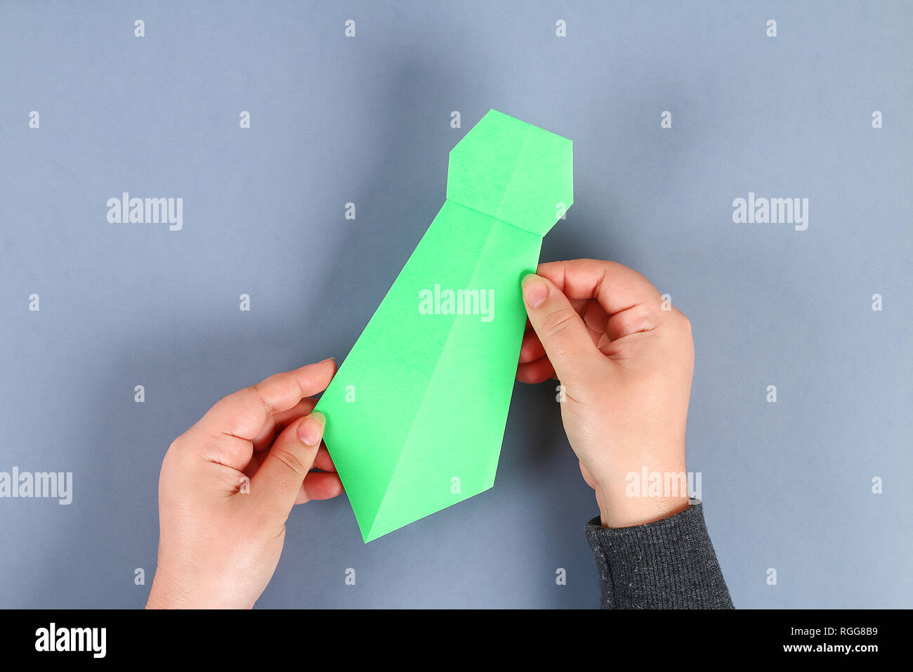 Diy weißes Hemd Papier mit grüner Krawatte, Schulterklappen. Ideen  Geschenk, Dekor 23. Februar, 9. Mai, Vatertag. Handgefertigt. Schritt für  Schritt. Prozess kid Handwerk. Ansicht von oben Stockfotografie - Alamy