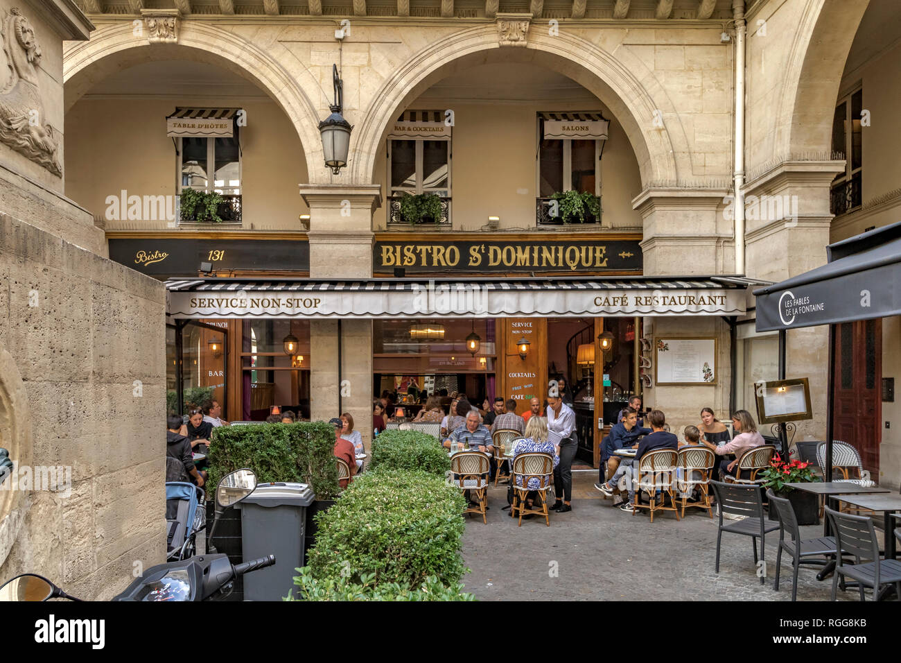 Menschen sitzen im Freien an Tischen essen Mittagessen im Bistro Saint Dominique, ein Französisches Restaurant in der Rue Saint-Dominique, auf einem Sommer der Tag in Paris. Stockfoto