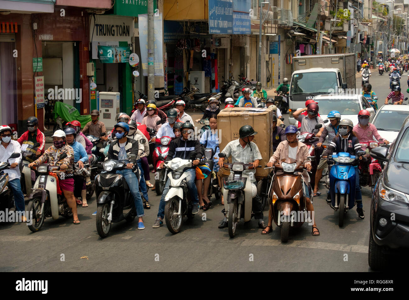 Menschen reiten Motorräder in Ho Chi Minh City, Vietnam, Asien Stockfoto