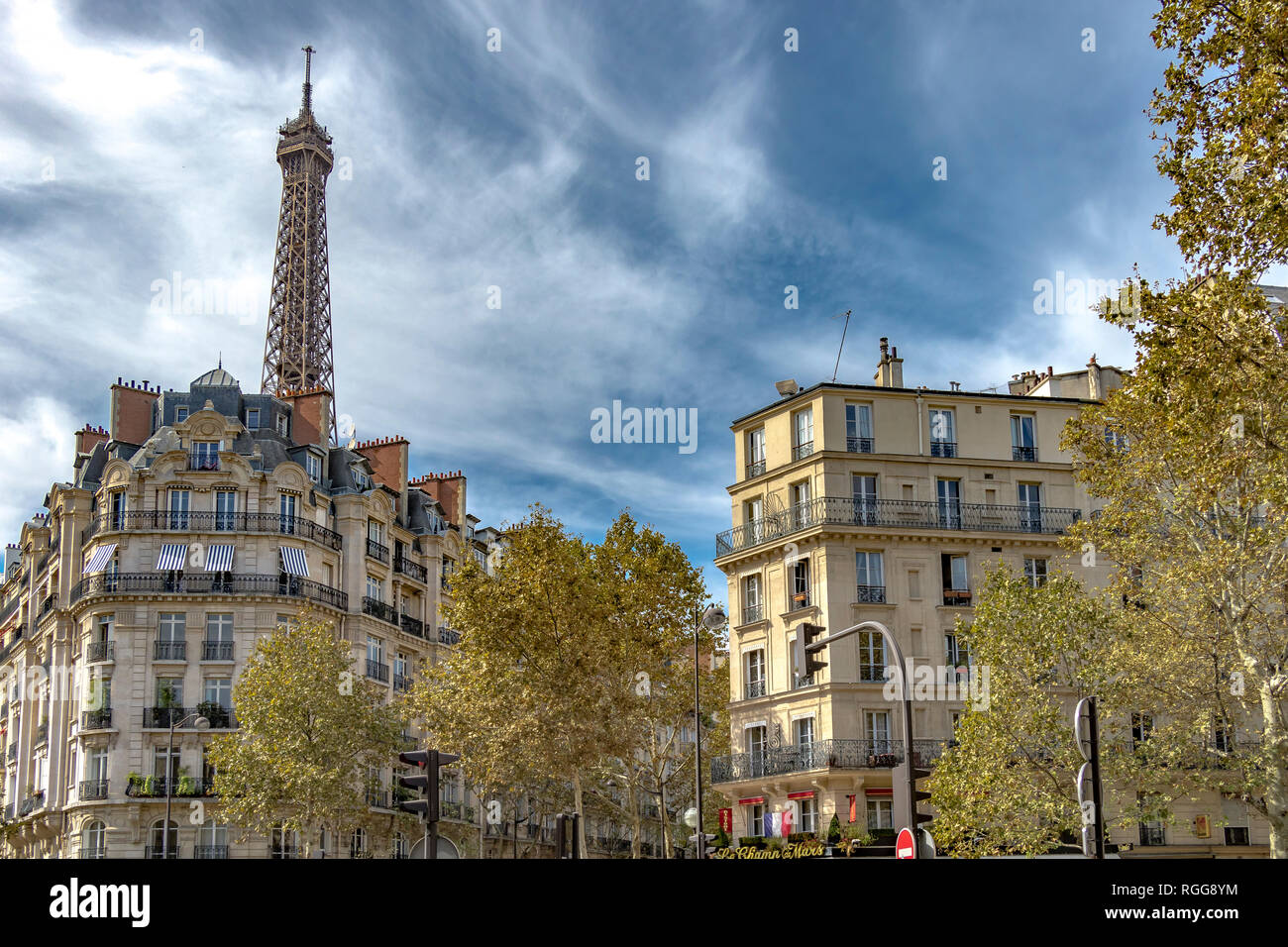 Der Eiffelturm steigt über elegante Pariser Apartment Gebäude mit Balkonen im 7. arrondissement von Paris Stockfoto