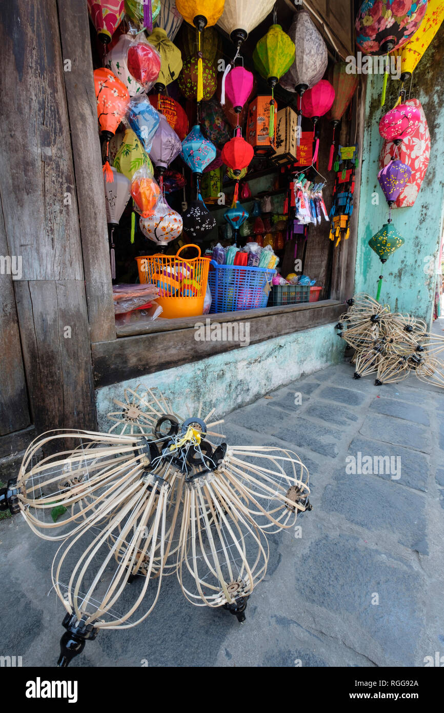 Traditionelle bunte Papierlaternen hängen für Verkauf in einem Laden in der Altstadt von Hoi An, Vietnam, Südostasien Stockfoto