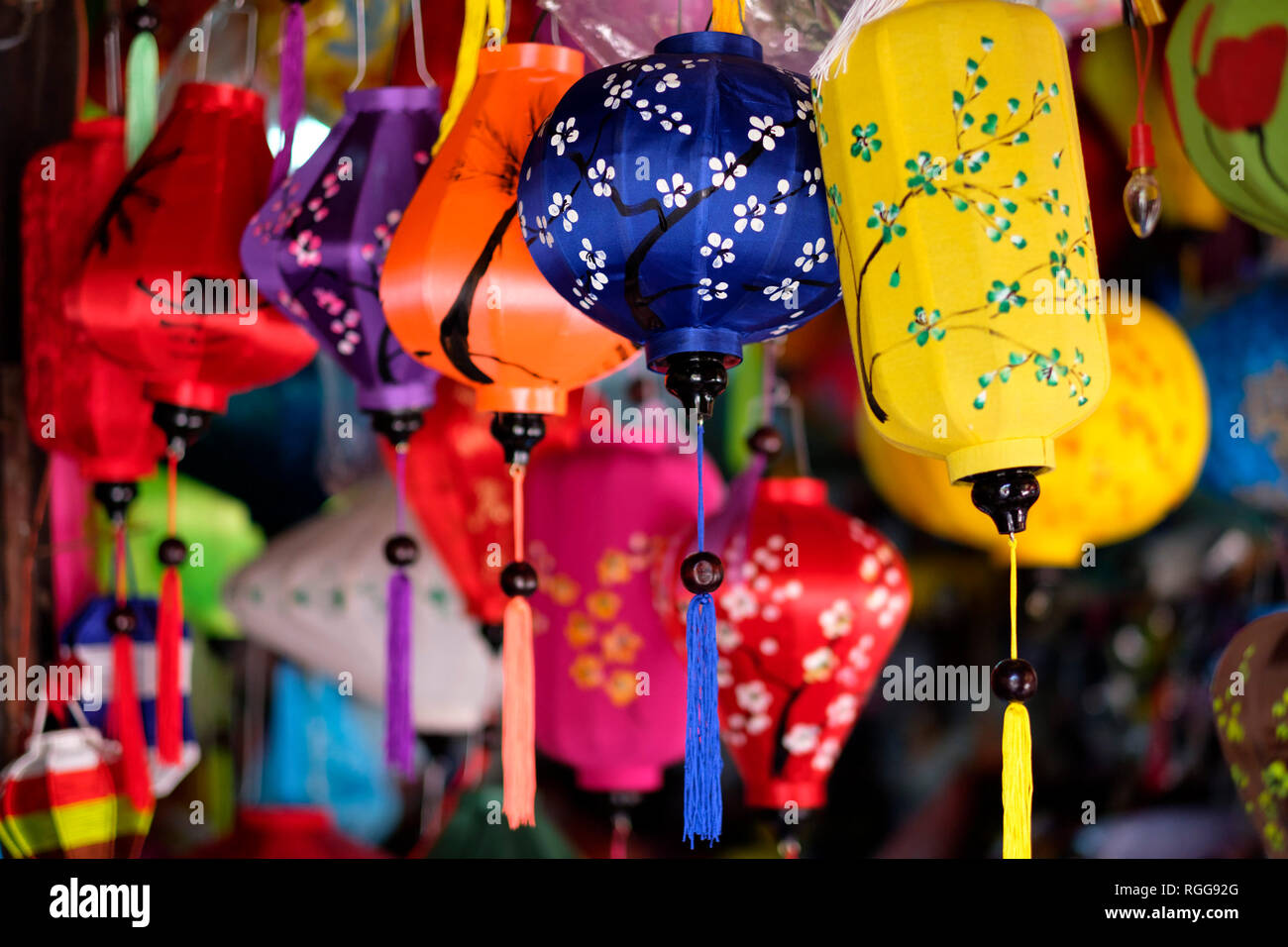 Traditionelle bunte Papierlaternen hängen für Verkauf in einem Laden in der Altstadt von Hoi An, Vietnam, Südostasien Stockfoto