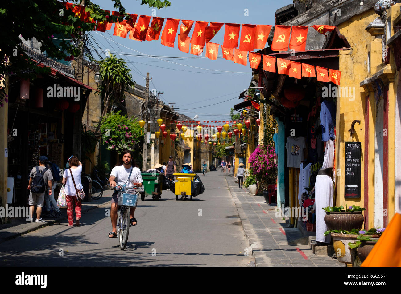Kommunistischen Partei Vietnams Fahnen in den Straßen der alten Stadt Hoi An, Vietnam hängen Stockfoto