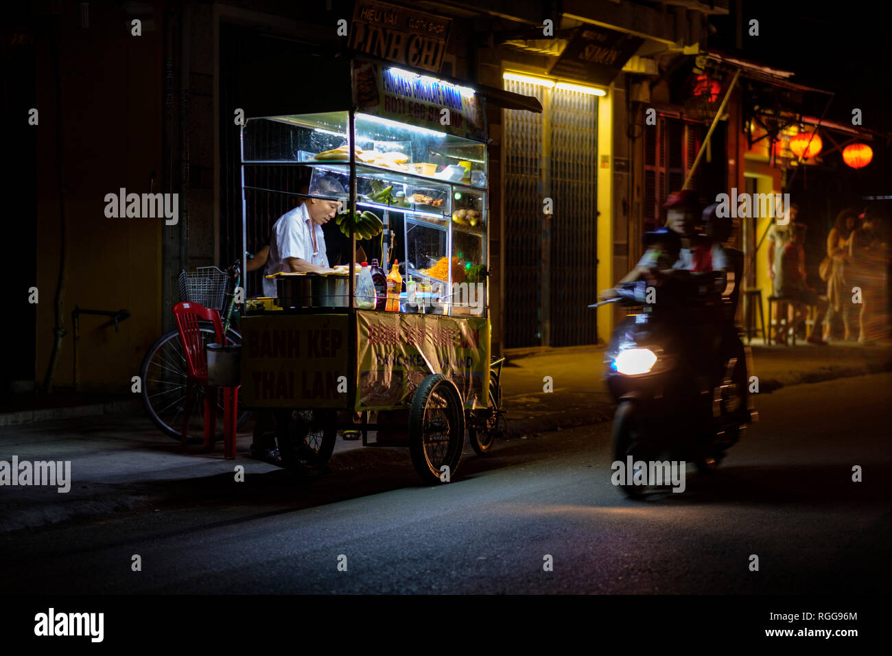 Mann an einer Garküche in Hoi An, Vietnam, Südostasien Stockfoto
