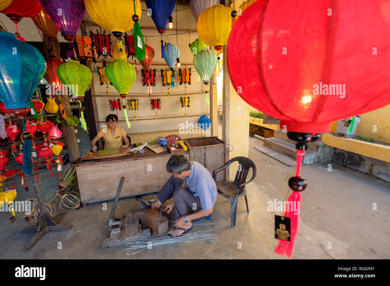 Handwerker, bunte traditionelle vietnamesische Papierlaternen in Hoi An, Vietnam, Südostasien Stockfoto
