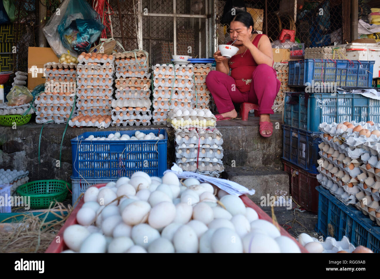 Frau verkaufen Eier an der Dong Ba Markt in Hue, Vietnam, Asien Stockfoto