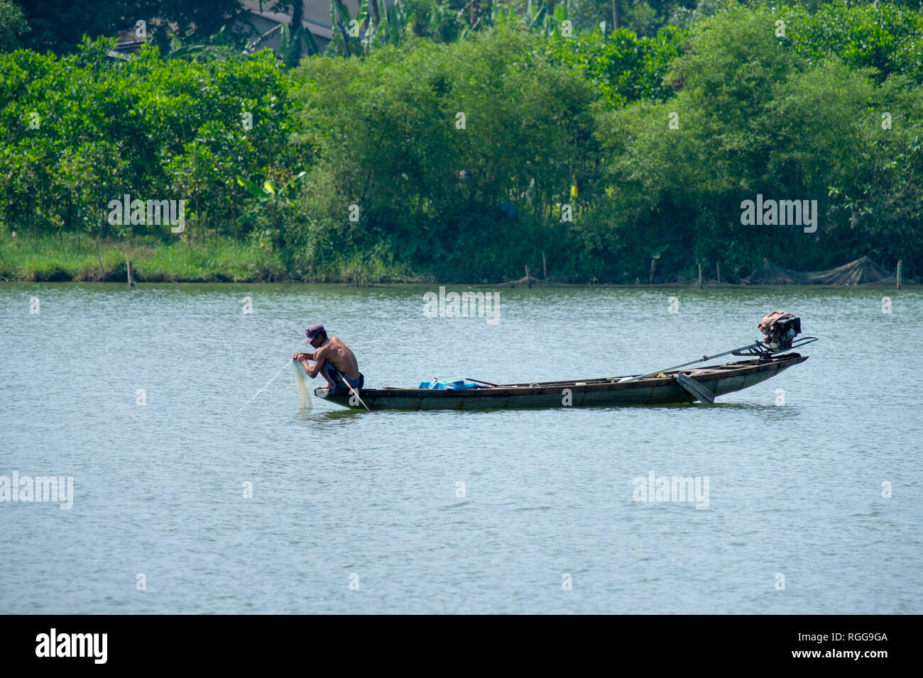 Vietnamesische Fischer auf einem kleinen Boot angeln auf den Perfume River in Hue, Vietnam, Asien Stockfoto