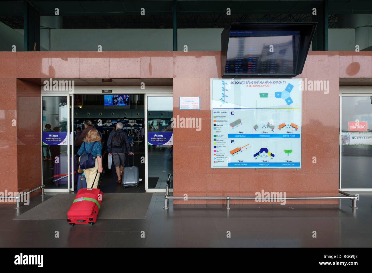 Passagiere mit ihrem Gepäck bei der Einreise in das Terminal 1 am Flughafen Hanoi Noi Bai, Vietnam, Asien Stockfoto