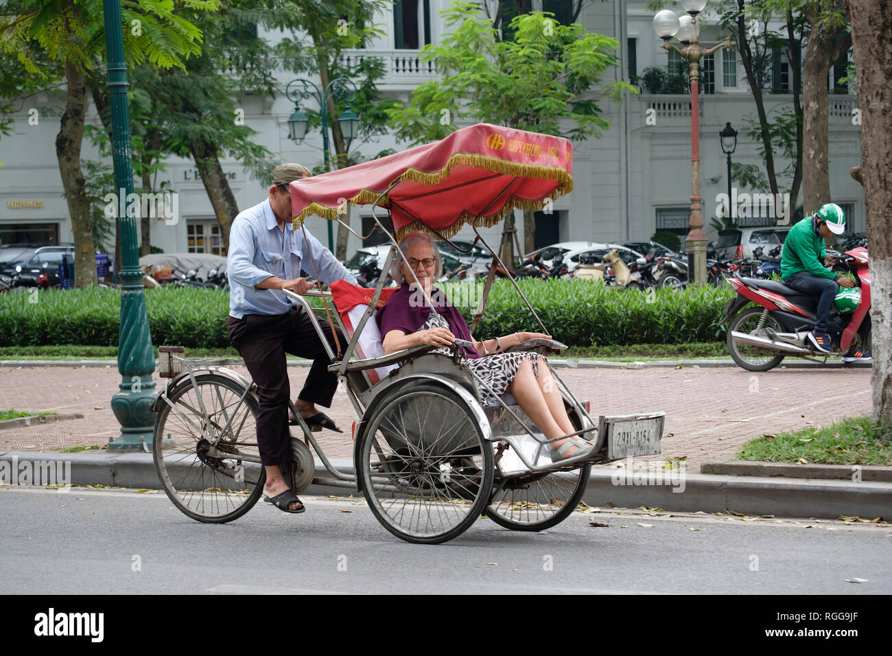 Westliche Touristen auf eine Rikscha-fahrt durch die Straßen von Hanoi, Vietnam, Asien Stockfoto