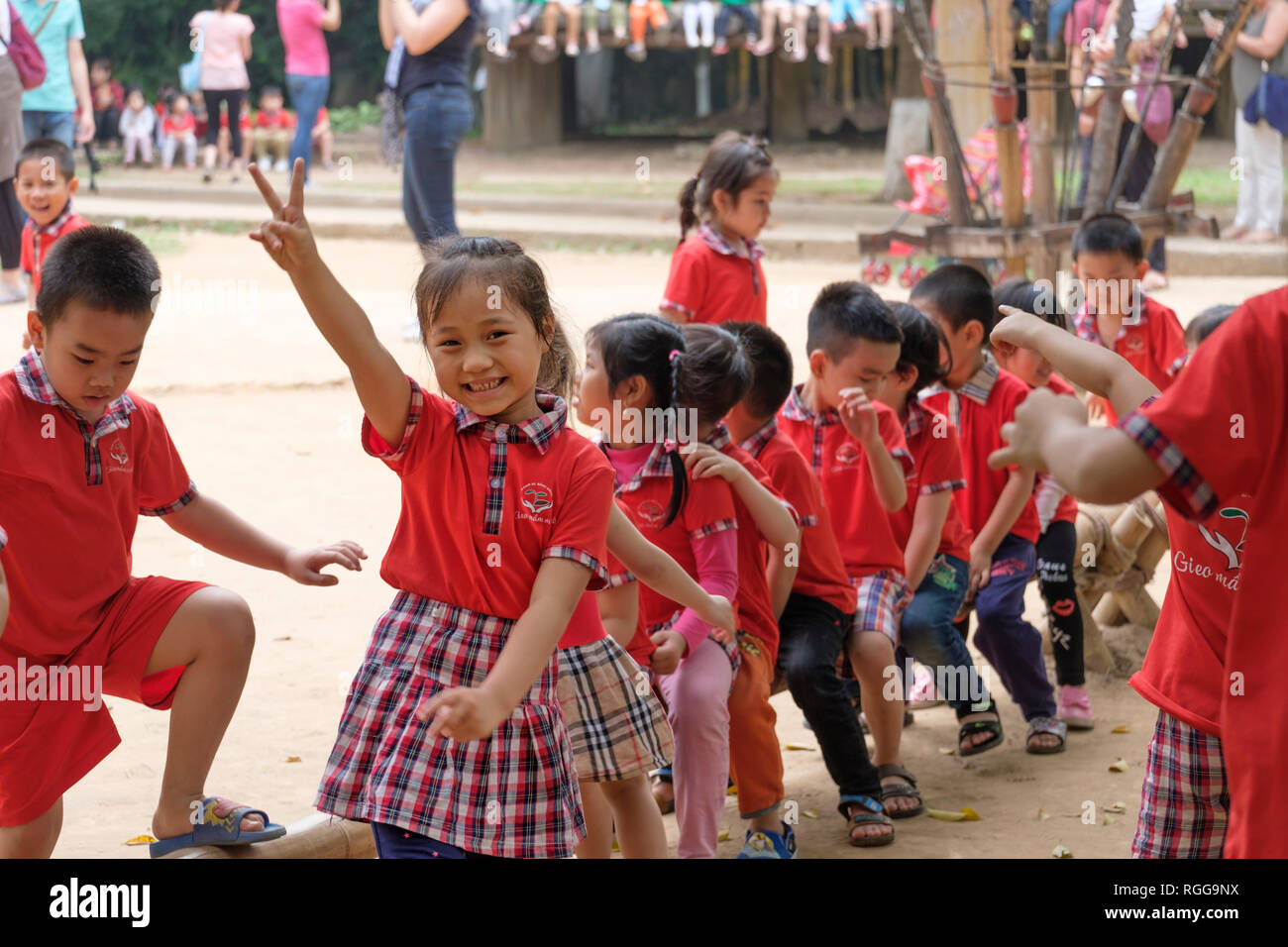 Asiatische junge Kinder mit Schuluniformen, die während des Tages Reise Stockfoto