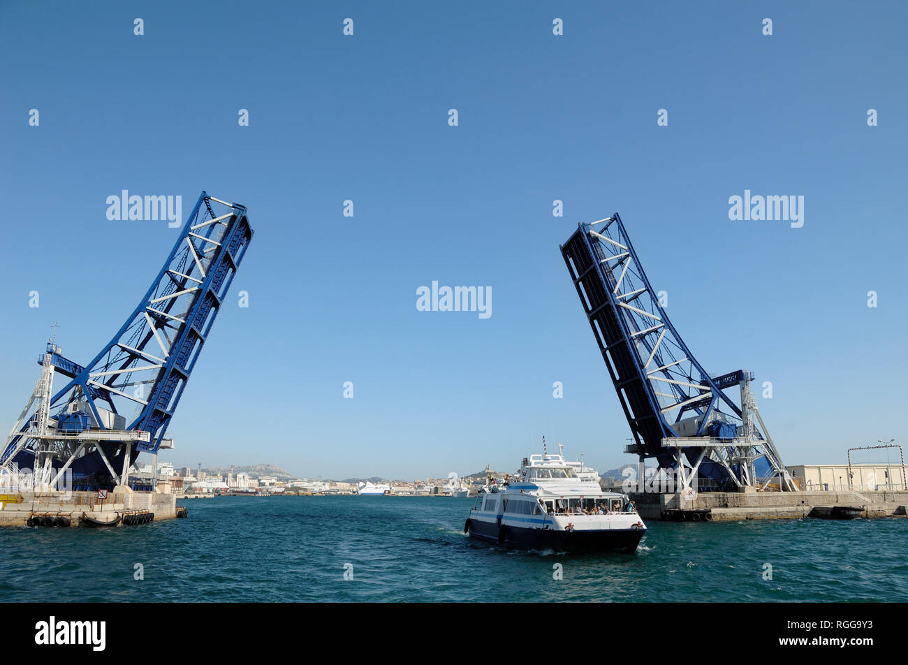 Freitragende Stahl Brücke oder Klappbrücke am Eingang der Marseille Docks oder kommerziellen Hafen Marseille Frankreich Stockfoto