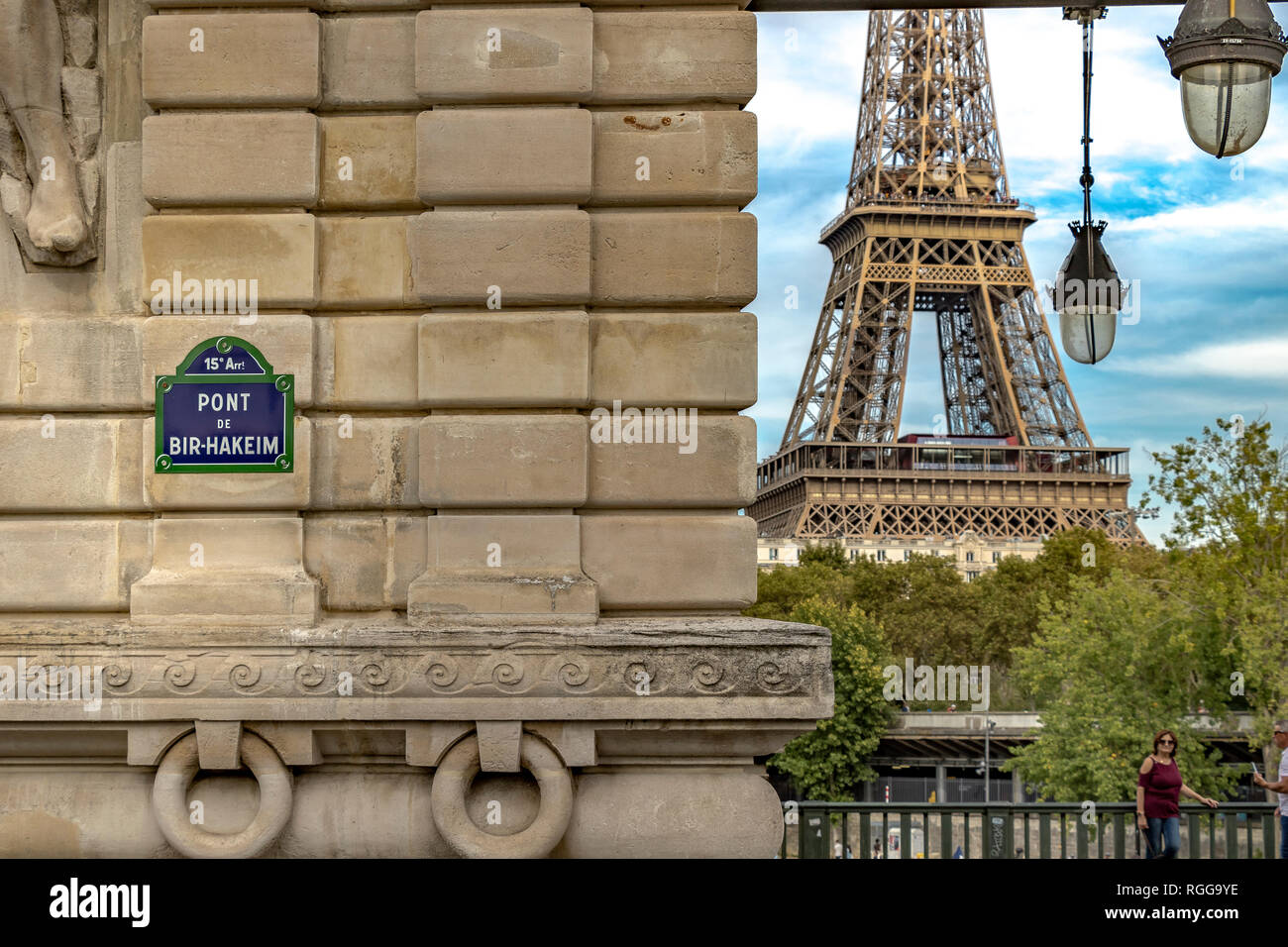 Blaue Zeichen auf eine Mauer aus Stein an der Brücke Pont de Bir-hakeim Eingang, die überspannt den Fluss Seine und bietet eine hervorragende Aussicht auf den Eiffelturm, Paris Stockfoto