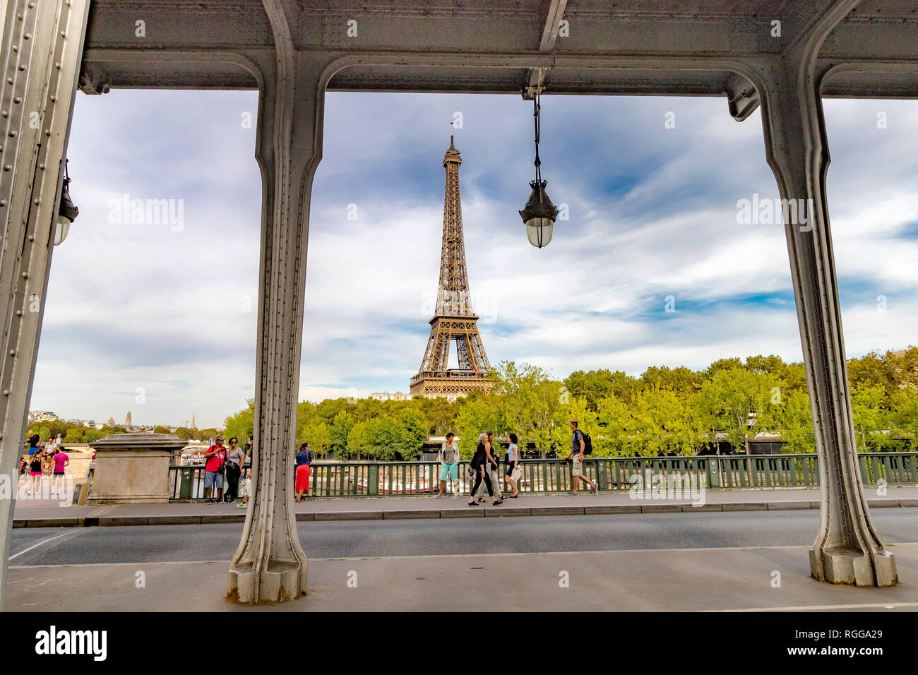 Menschen zu Fuß über Pont de Bir-Hakeim mit den Eiffelturm in der Ferne, durch die Stahlträger der Bir-Hakeim Brücke gesehen,, Paris, Frankreich Stockfoto