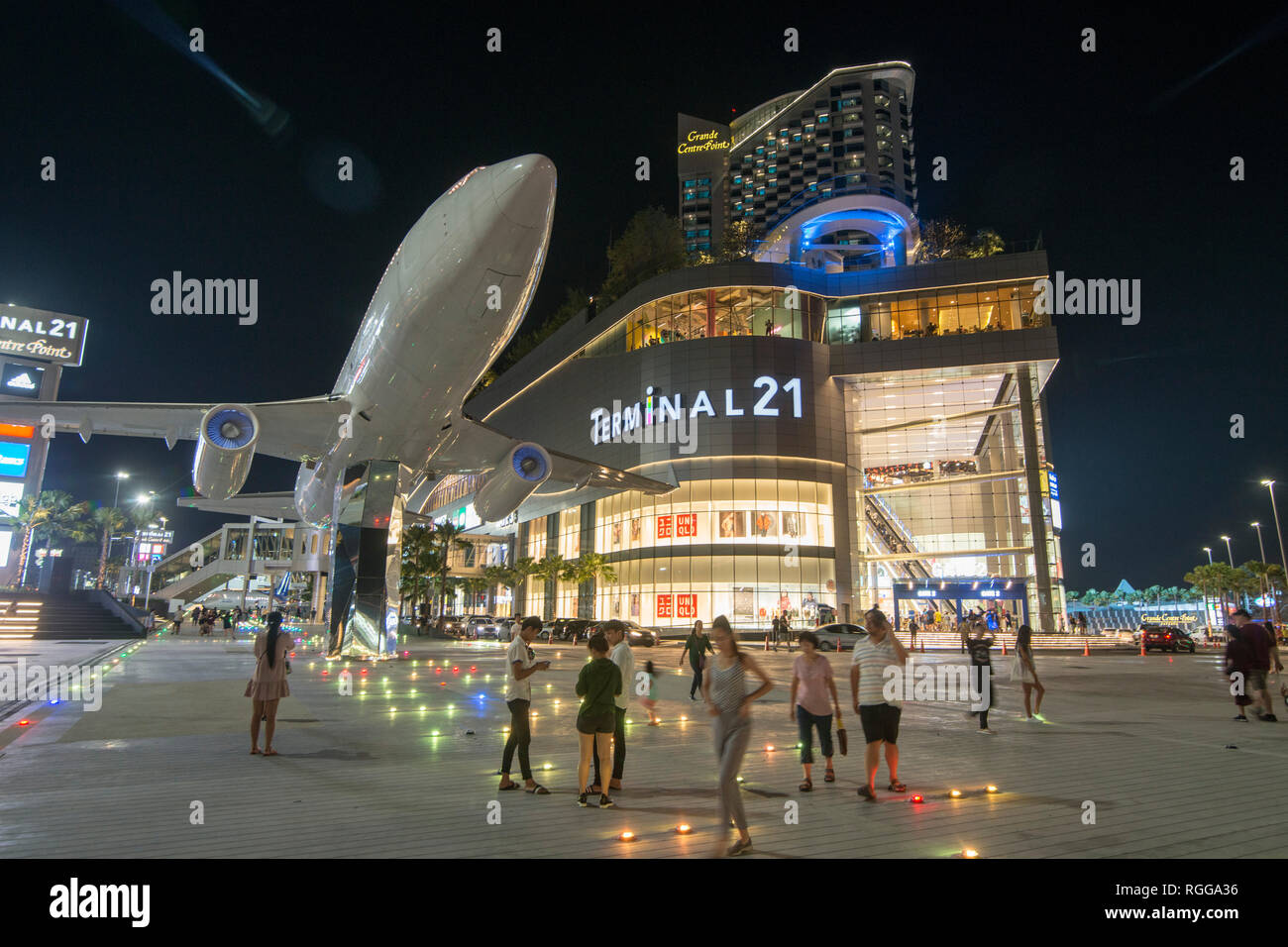 Das Flugzeug vor dem Terminal 21 Shopping Mall und dem Grand Centre Point Pattaya in der Stadt in der Provinz Chonburi Pattaya in Thailand. Stockfoto