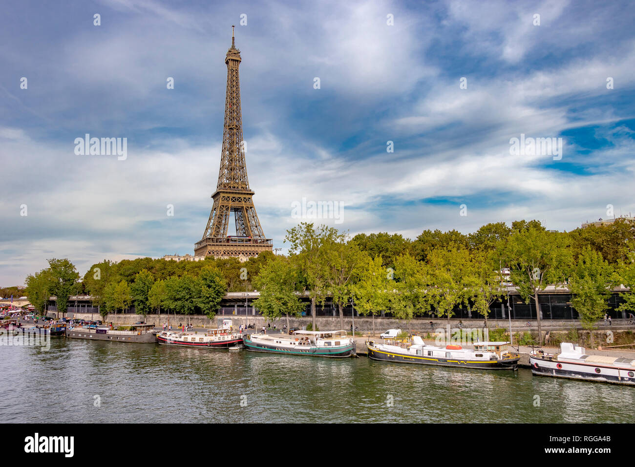 Der Eiffelturm steigt über den Fluss Seine, mit Booten in den Vordergrund günstig entlang der Ufer, Paris Stockfoto