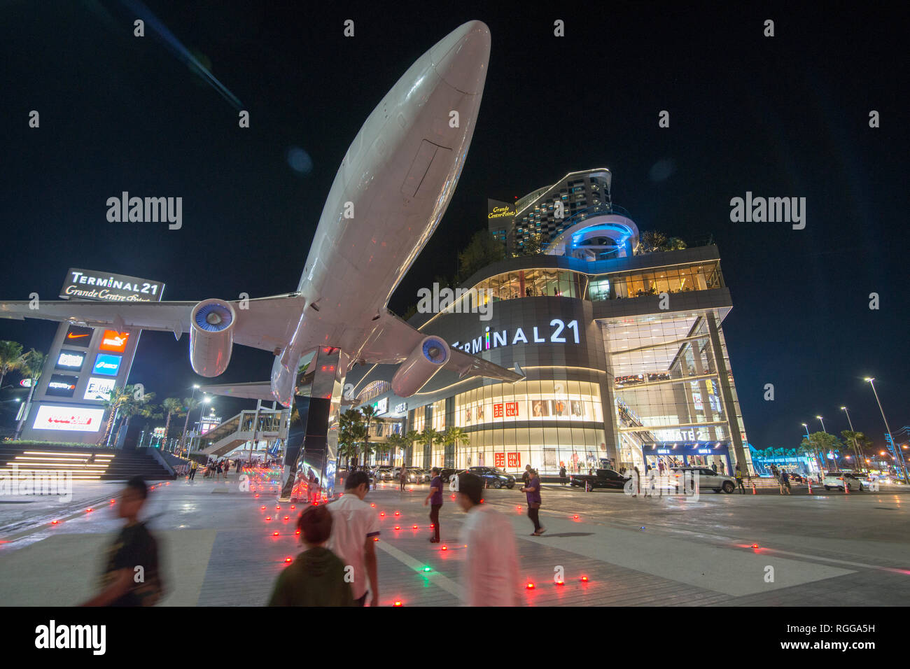 Das Flugzeug vor dem Terminal 21 Shopping Mall und dem Grand Centre Point Pattaya in der Stadt in der Provinz Chonburi Pattaya in Thailand. Stockfoto