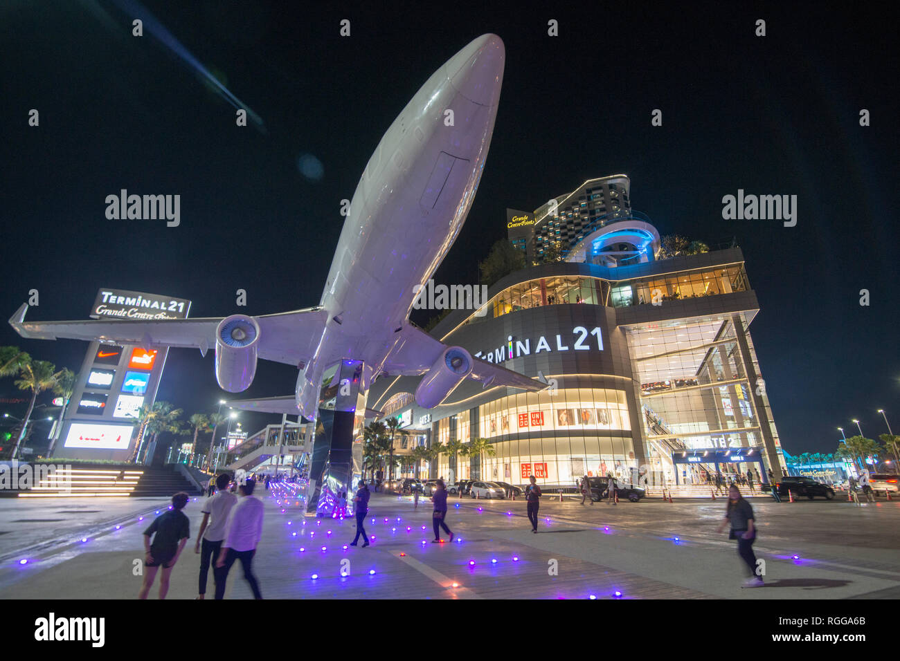 Das Flugzeug vor dem Terminal 21 Shopping Mall und dem Grand Centre Point Pattaya in der Stadt in der Provinz Chonburi Pattaya in Thailand. Stockfoto