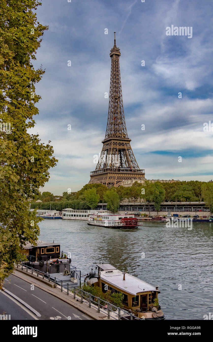 Die Aussicht von Passy, der Eiffel Turm erhebt sich über dem Fluss Seine, mit Booten in den Vordergrund günstig entlang der Ufer, Paris Stockfoto