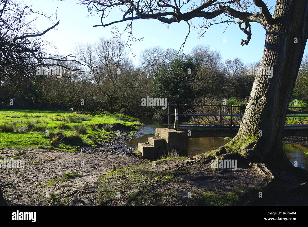 Fußgängerbrücke über den Fluss Ver in der Nähe von Sopwell, St Albans, Hertfordshire Stockfoto