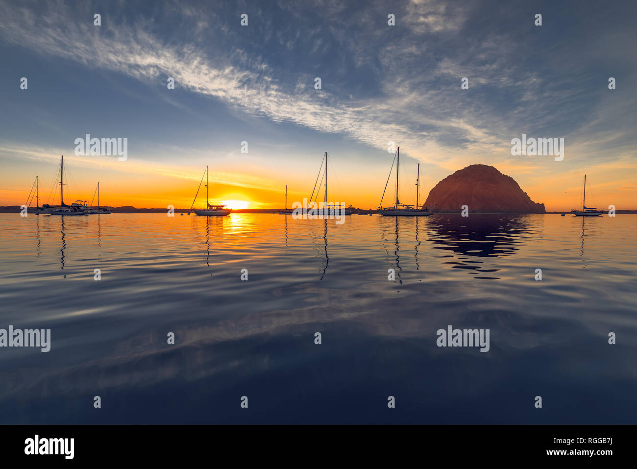 Morro Bay Harbor, Kalifornien. Schönen Sonnenuntergang mit Segelbooten und großen Morro Felsen im Meer Stockfoto