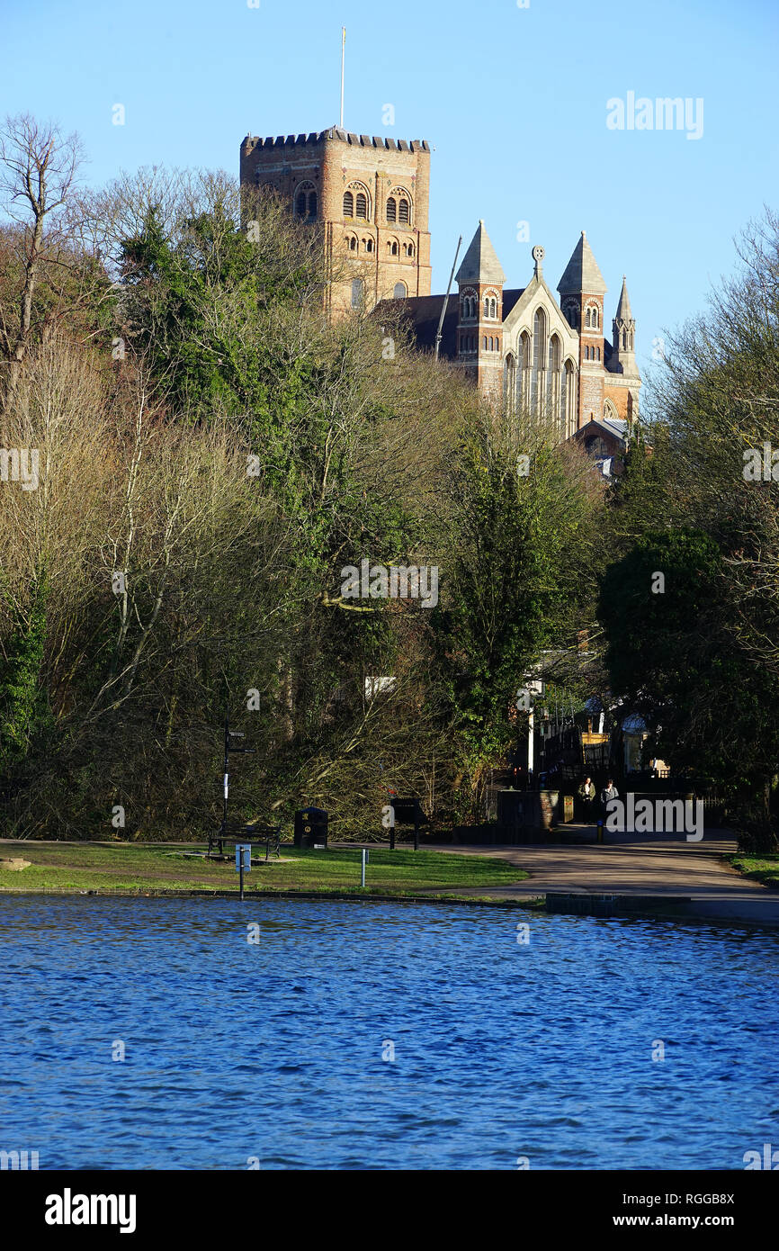Ein Blick über den See bei Verulamium Park St Albans Cathedral Stockfoto