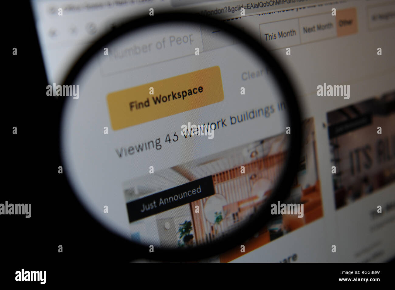 Die wework Website gesehen aufgrund ihrer Lupe auf einem Bildschirm Stockfoto