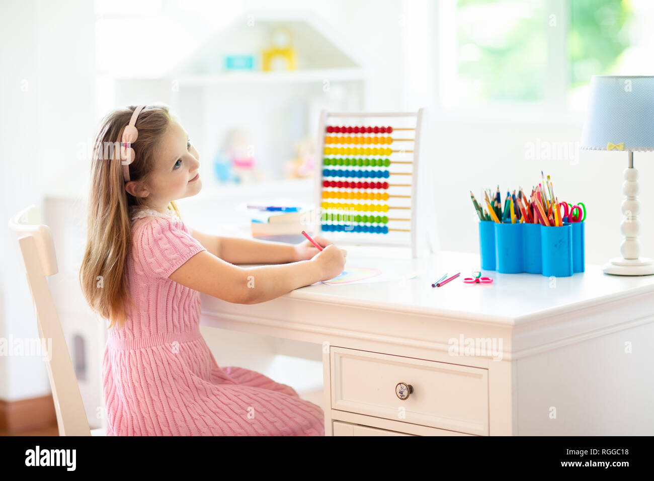 Kind Zeichnung Regenbogen. Kind malen zu Hause. Kleines Mädchen mit  Hausaufgaben nach der Schule. Kinder Schreibtisch mit Abacus in Weiß sonnig  Schlafzimmer. Kinder studieren, le Stockfotografie - Alamy