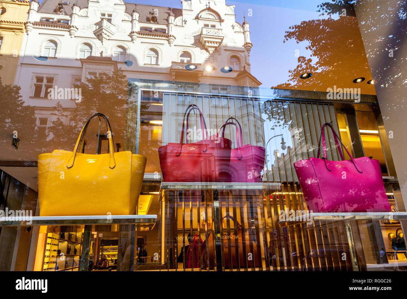 Gucci Schaufensterhandtaschen im Gucci Store, Parizska Street, Prag  Tschechische Republik Stockfotografie - Alamy