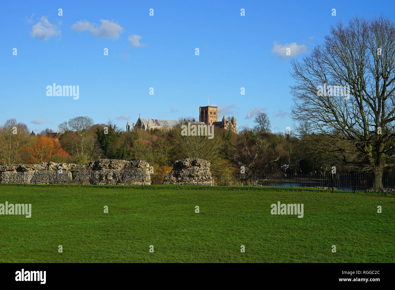 Ein Blick auf die römischen Stadtmauern und St. Albans Kathedrale von Verulamium Park Stockfoto