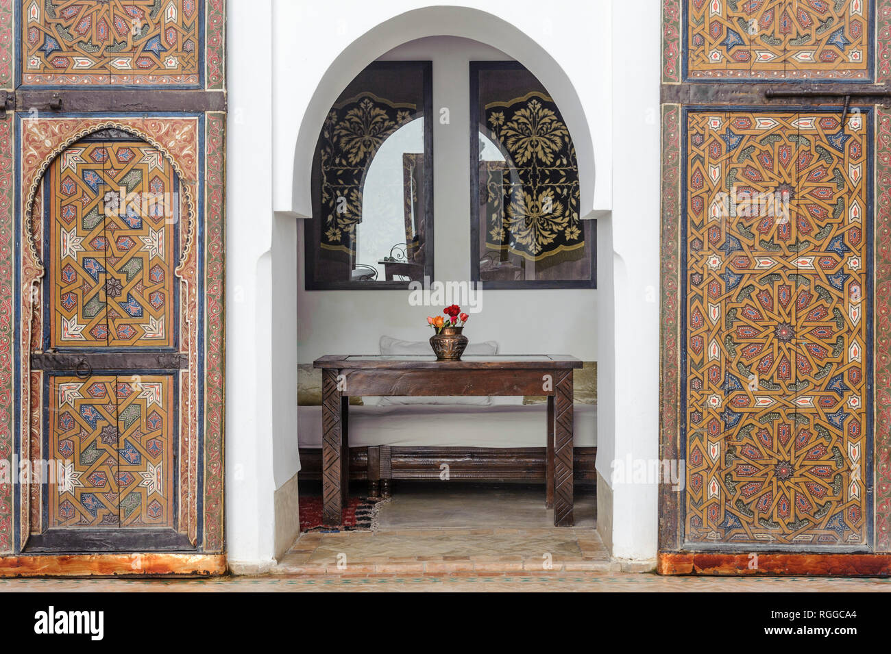 05-03-15, Marrakesch, Marokko. Das Riad Porte Royale. Der Salon, der Innenhof und der Hinter riesigen alten Türen. Foto: © Simon Grosset Stockfoto
