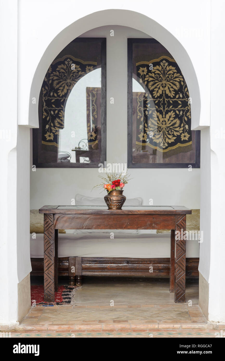 05-03-15, Marrakesch, Marokko. Das Riad Porte Royale. Der Salon, der Innenhof und der Hinter riesigen alten Türen. Foto: © Simon Grosset Stockfoto