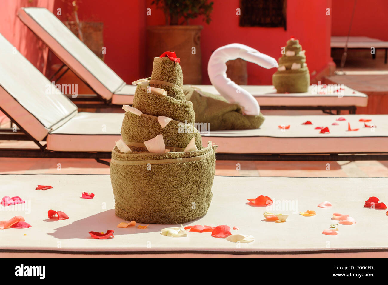 05-03-15, Marrakesch, Marokko. Das Riad Porte Royale. Dekorativ gefaltete Handtücher und Rosenblätter auf der Terrasse. Foto: © Simon Grosset Stockfoto
