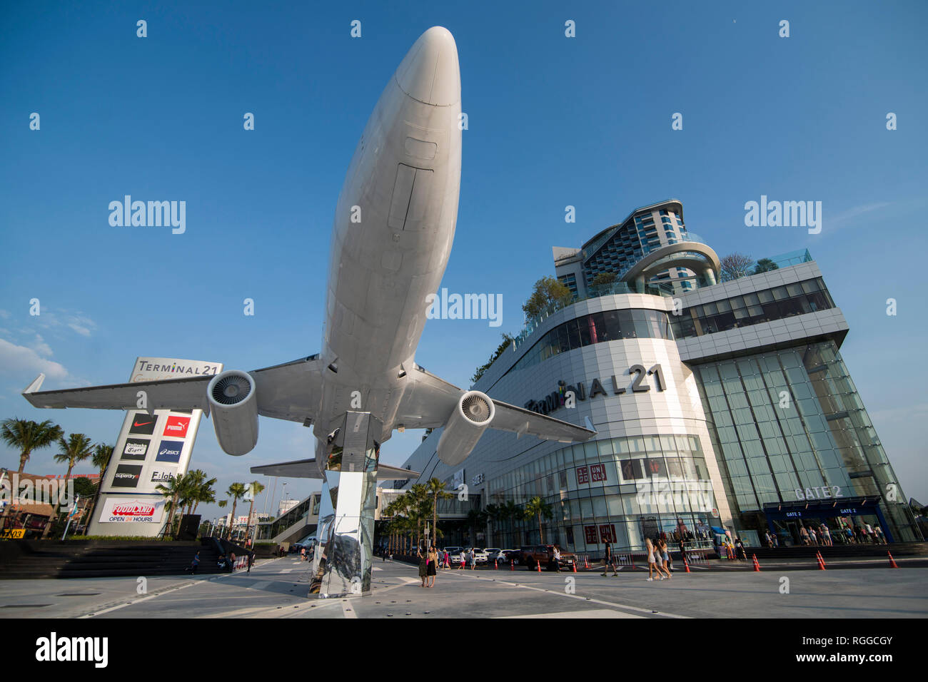 Das Flugzeug vor dem Terminal 21 Shopping Mall und dem Grand Centre Point Pattaya in der Stadt in der Provinz Chonburi Pattaya in Thailand. Stockfoto