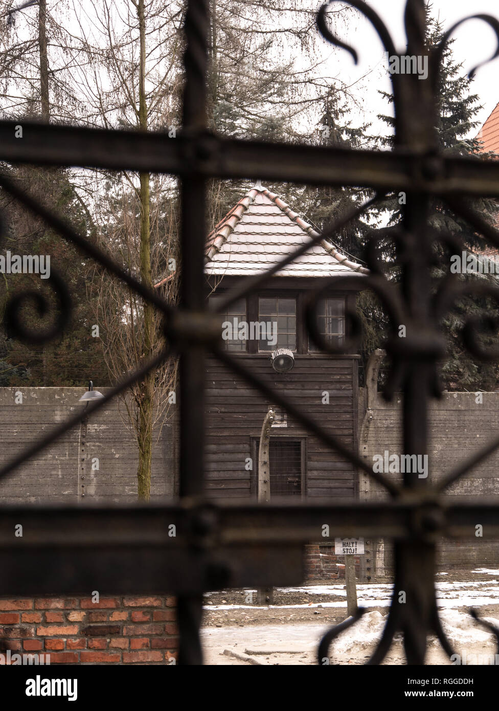 Wachtturm durch eiserne Tor, Konzentrations- und Vernichtungslager Auschwitz, Oswiecim, Polen Stockfoto