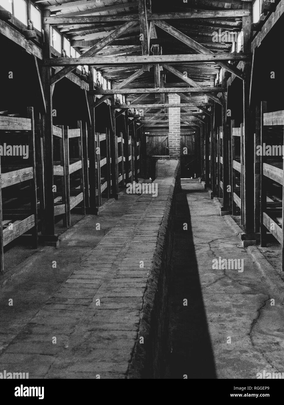 Innenraum der Holzbaracken, Wohnraum, Auschwitz II Birkenau Konzentrations- und Vernichtungslager, Oswiecim, Polen Stockfoto
