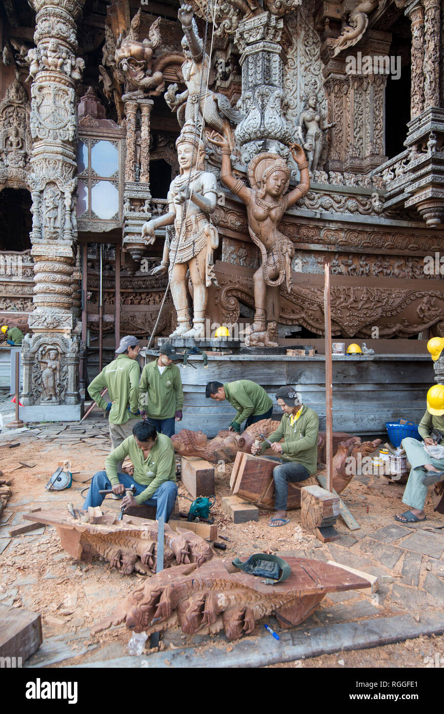 Arbeitnehmer aus Myanmar auf Holz schnitzen Arbeit für den Wald Heiligtum der Wahrheit Tempel in der Stadt in der Provinz Chonburi Pattaya in Thailand. Thailand Stockfoto