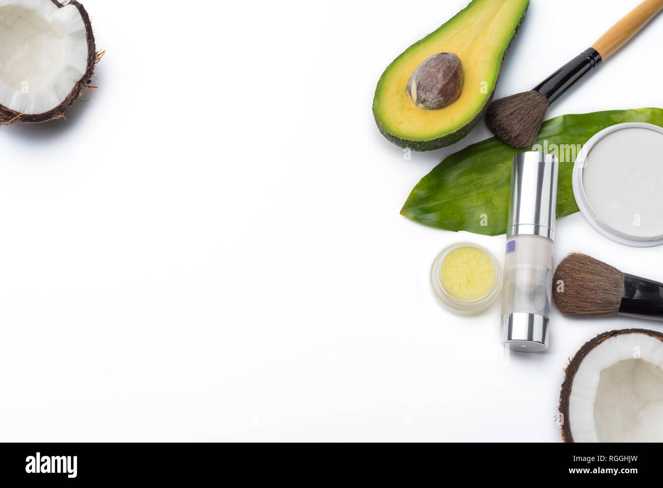 Natürliche pflanzliche Hautpflege Produkte, Inhaltsstoffe, Kokos, Avocado, isolierte Hintergrund Make-up-Pinsel für Gesicht. Vorbereitung zur Gesichtspflege. Stockfoto