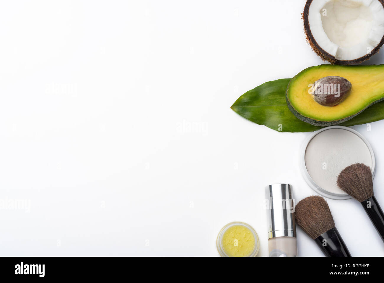 Natürliche pflanzliche Hautpflege Produkte, Inhaltsstoffe, Kokos, Avocado, isolierte Hintergrund Make-up-Pinsel für Gesicht. Vorbereitung zur Gesichtspflege. Stockfoto