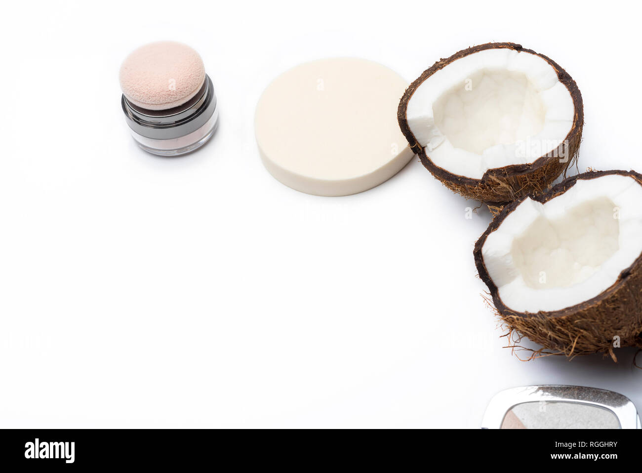 Natürliche pflanzliche Hautpflege Produkte, Inhaltsstoffe, Kokos, isolierte Hintergrund Make-up-Pinsel für Gesicht und kosmetische Produkte. Vorbereitung Gesichtsbehandlung ski Stockfoto