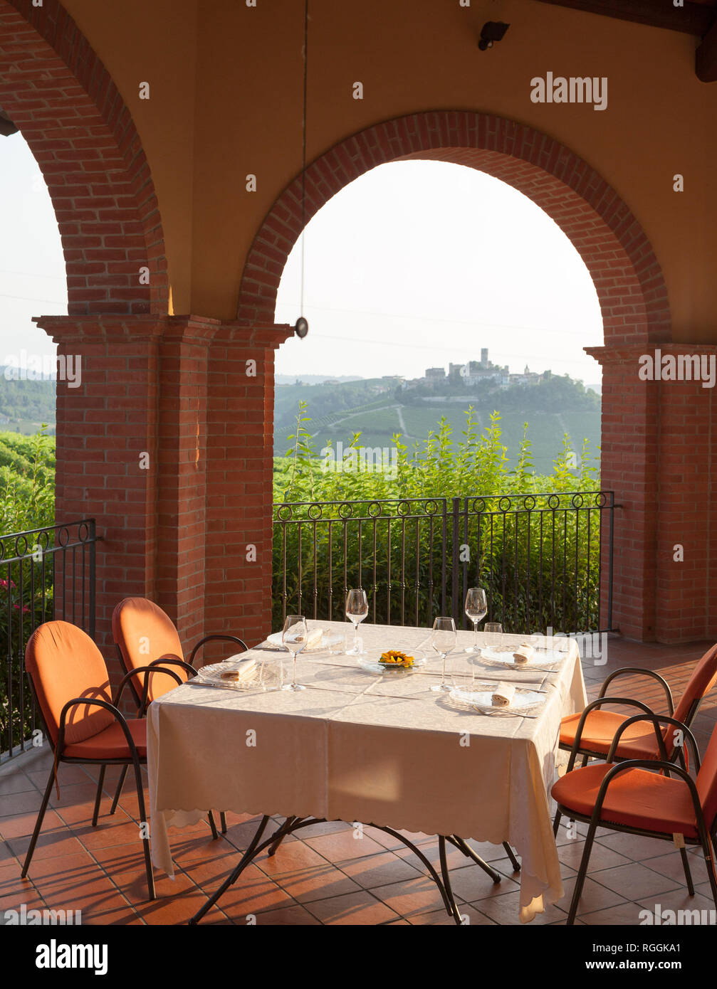 Restaurant und Weingut auf dem Hintergrund, Alba, Italien Stockfoto