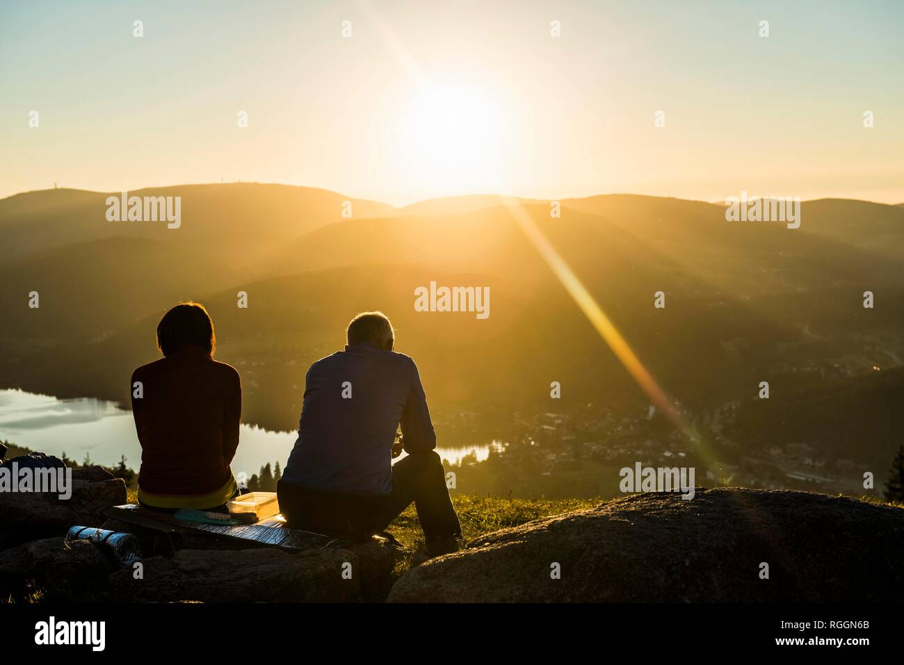 Ältere Ehepaar am Hochfirst mit Blick auf den Titisee und Feldberg bei Sonnenuntergang, in der Nähe von Neustadt, Schwarzwald, Baden-Württemberg, Deutschland Stockfoto