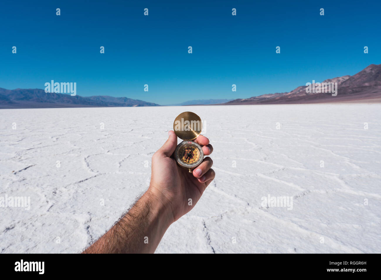USA, Kalifornien, Death Valley, Hand mit Kompass des Menschen Stockfoto
