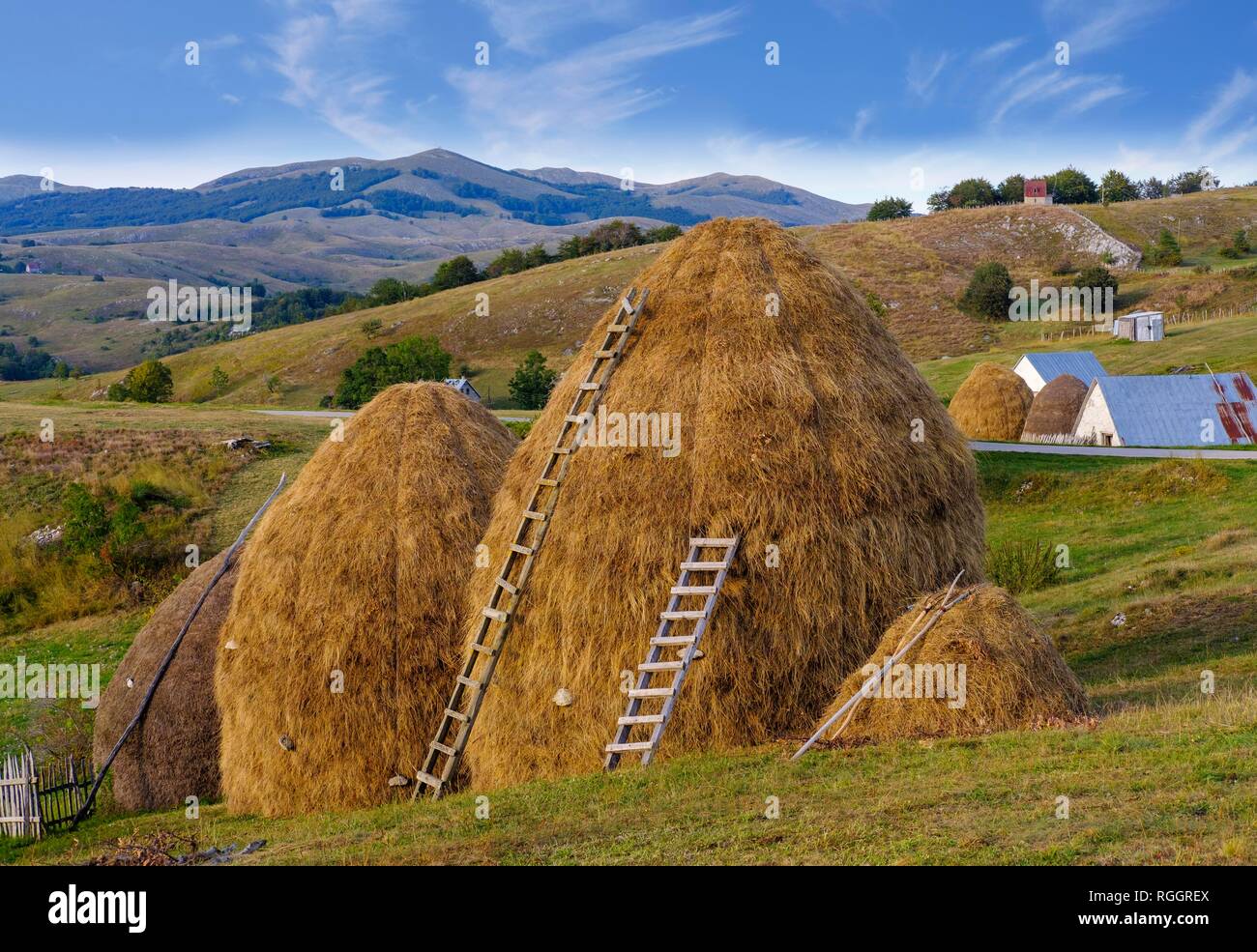 Heuhaufen, Diemen, Pisce, Provinz Pluzine, Montenegro Stockfoto