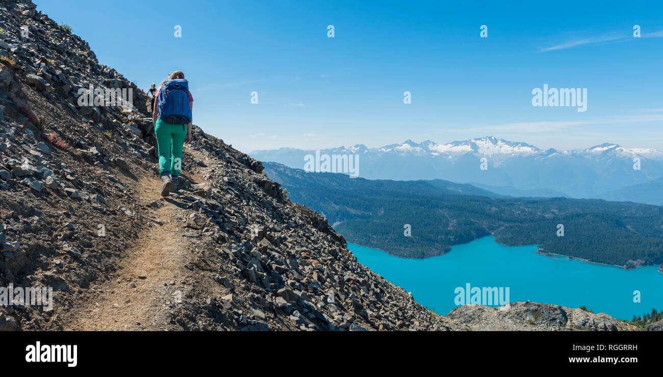 Blick vom Panorama Ridge Wanderweg, Wanderer bei Garibaldi Lake, türkisfarbene Gletschersee, Guard Berg und Täuschung Peak Stockfoto