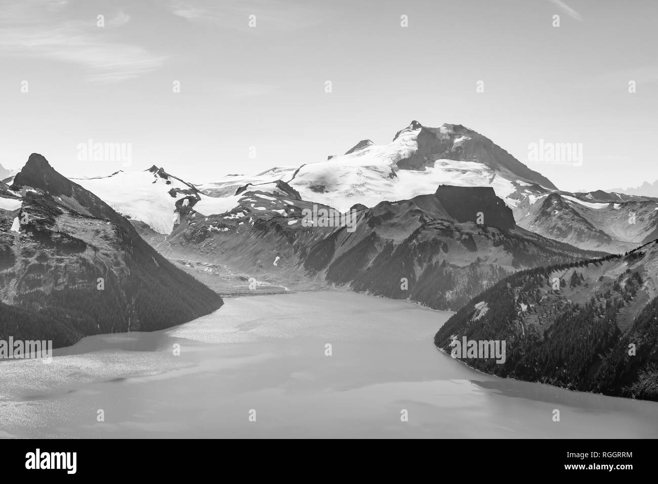 Schwarz und Weiß, Garibaldi See vor der Bergkette mit Schnee und Gletscher, Garibaldi Provincial Park, British Columbia. Stockfoto