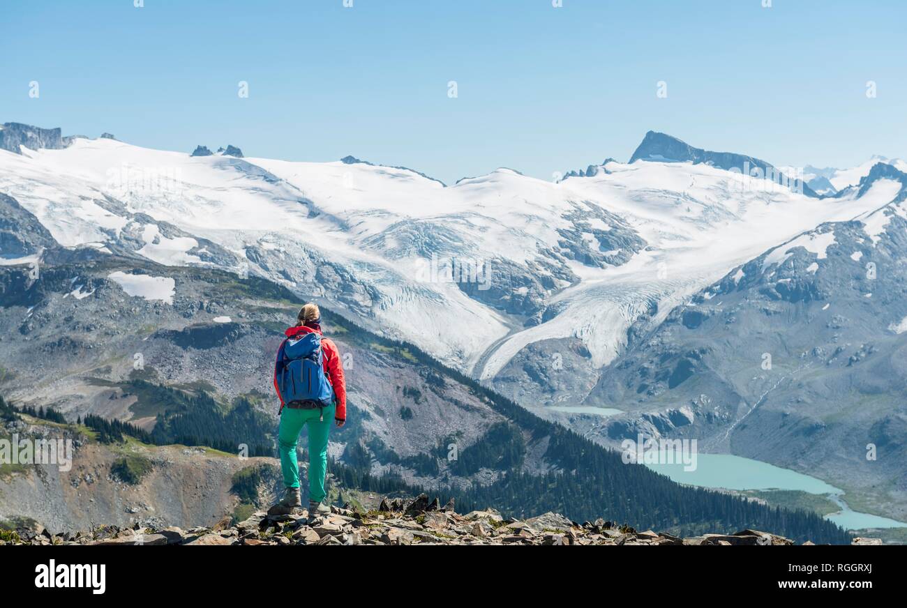 Blick vom Panorama Ridge, Wanderer vor einer Bergkette, mit Gletscher, Guard Berg und Täuschung Peak Stockfoto