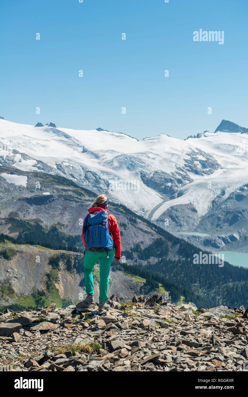 Blick vom Panorama Ridge, Wanderer vor einer Bergkette, mit Gletscher, Guard Berg und Täuschung Peak Stockfoto