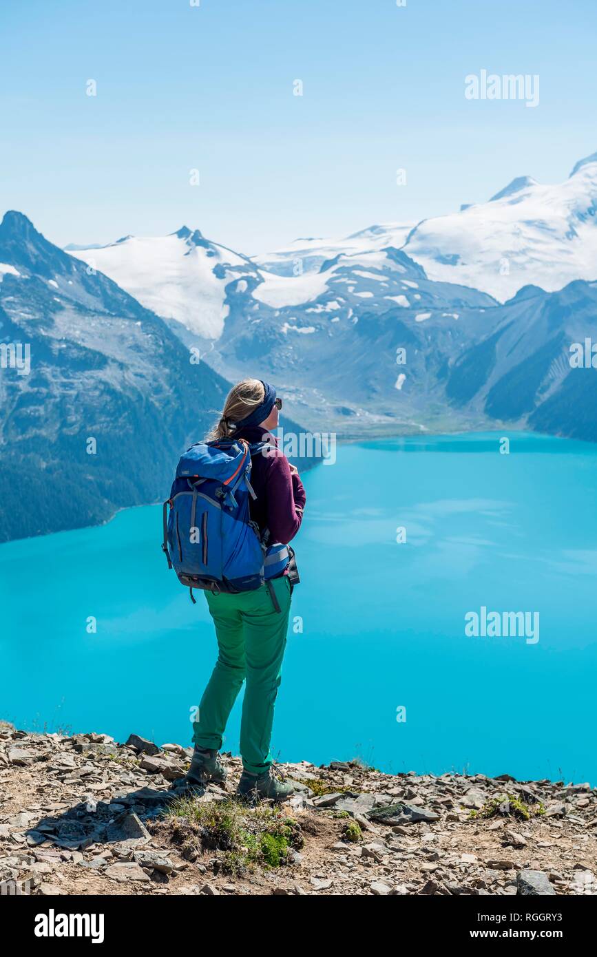 Blick vom Panorama Ridge Wanderweg, Wandern auf einem Felsen, Garibaldi Lake, Türkische Gletschersee, Guard Berg und Täuschung Peak Stockfoto